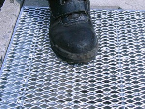 作業靴の汚れを取る