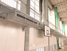 体育館の天井吊り式エアコンカバー