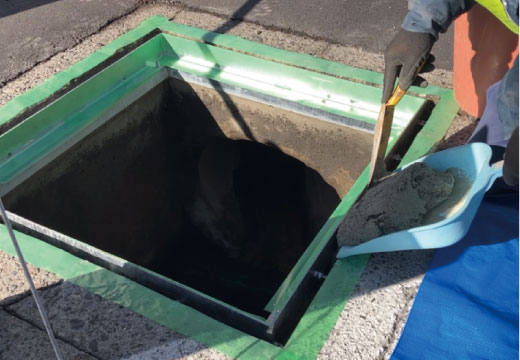 グラウト材を撹拌して隙間から入れる