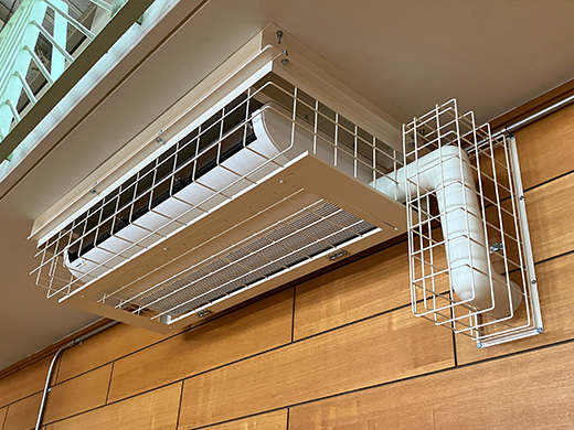 鋼製防球ガードと配管ガード