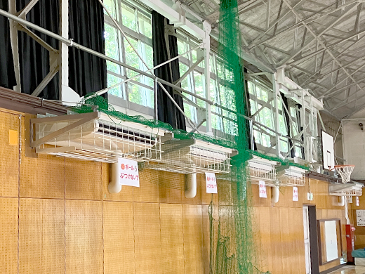 吊り架台と防球ガード