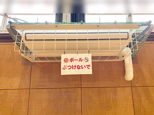 壁ブラケット吊り架台とネット付防球ガード