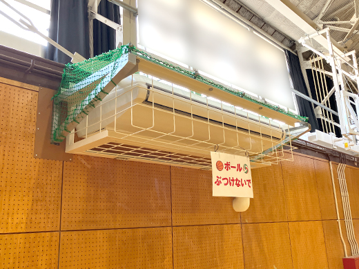 壁ブラケット吊り架台とネット付防球ガード