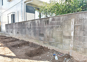 通学路のブロック塀