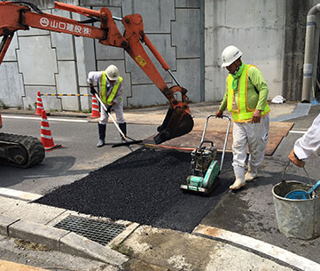 全体にアスファルト舗装材を敷き転圧する