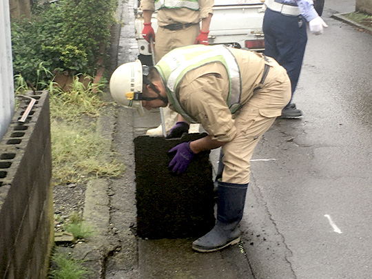 設計変更した現場コンクリート蓋を外す