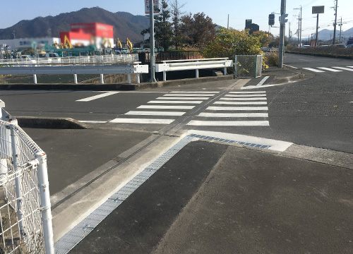 交差点歩道の雨水を流す