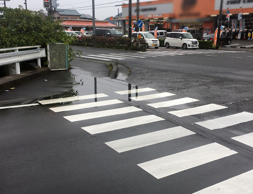 環状線交差点の水溜まり