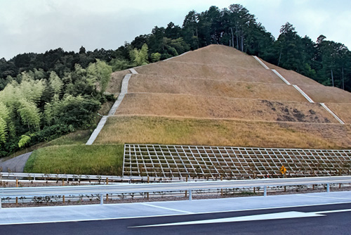 高速道路の法面（資料写真）