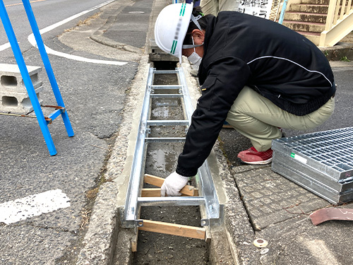 グラウトが固まったら木枠を外す