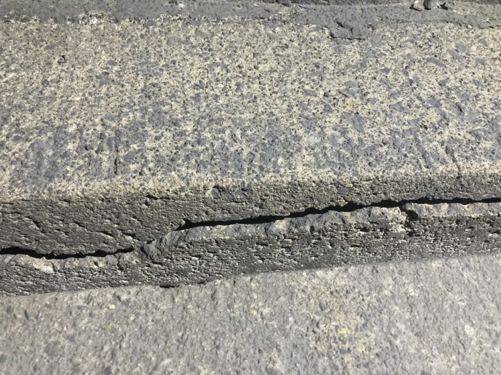 スリット部分に亀裂が生じている