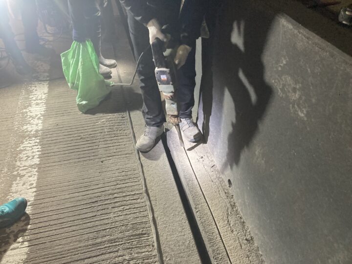 カッターを入れた部分を斫る