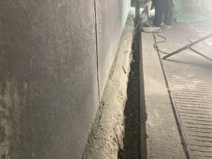 カッターを入れた部分を斫る