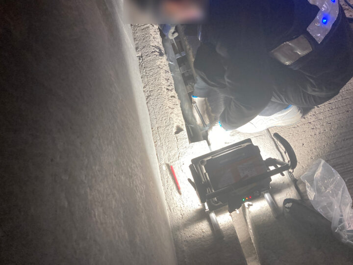 型枠セットの様子(型枠を保持するためのボルトの調整など)